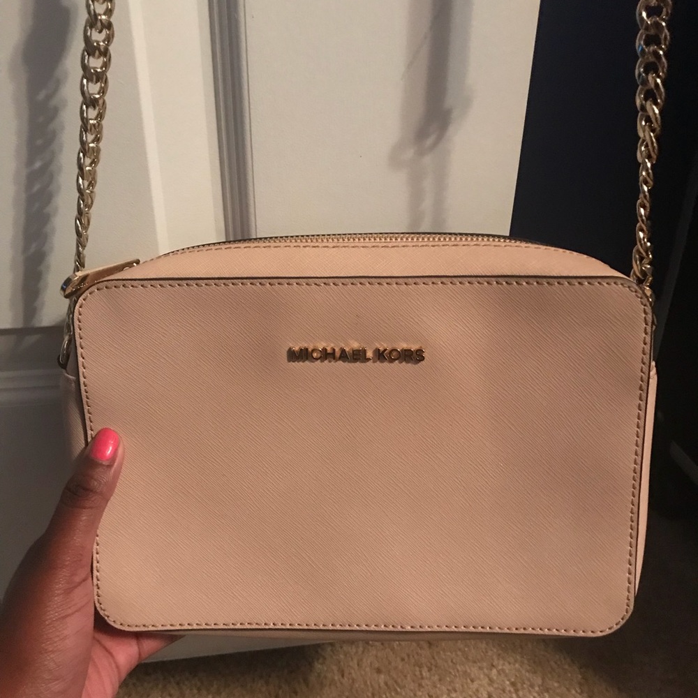 MICHAEL KORS CROSS BODY PURSE (barely used)